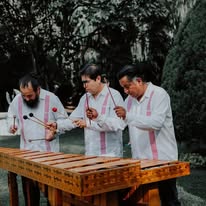 Músicos tocando marimba