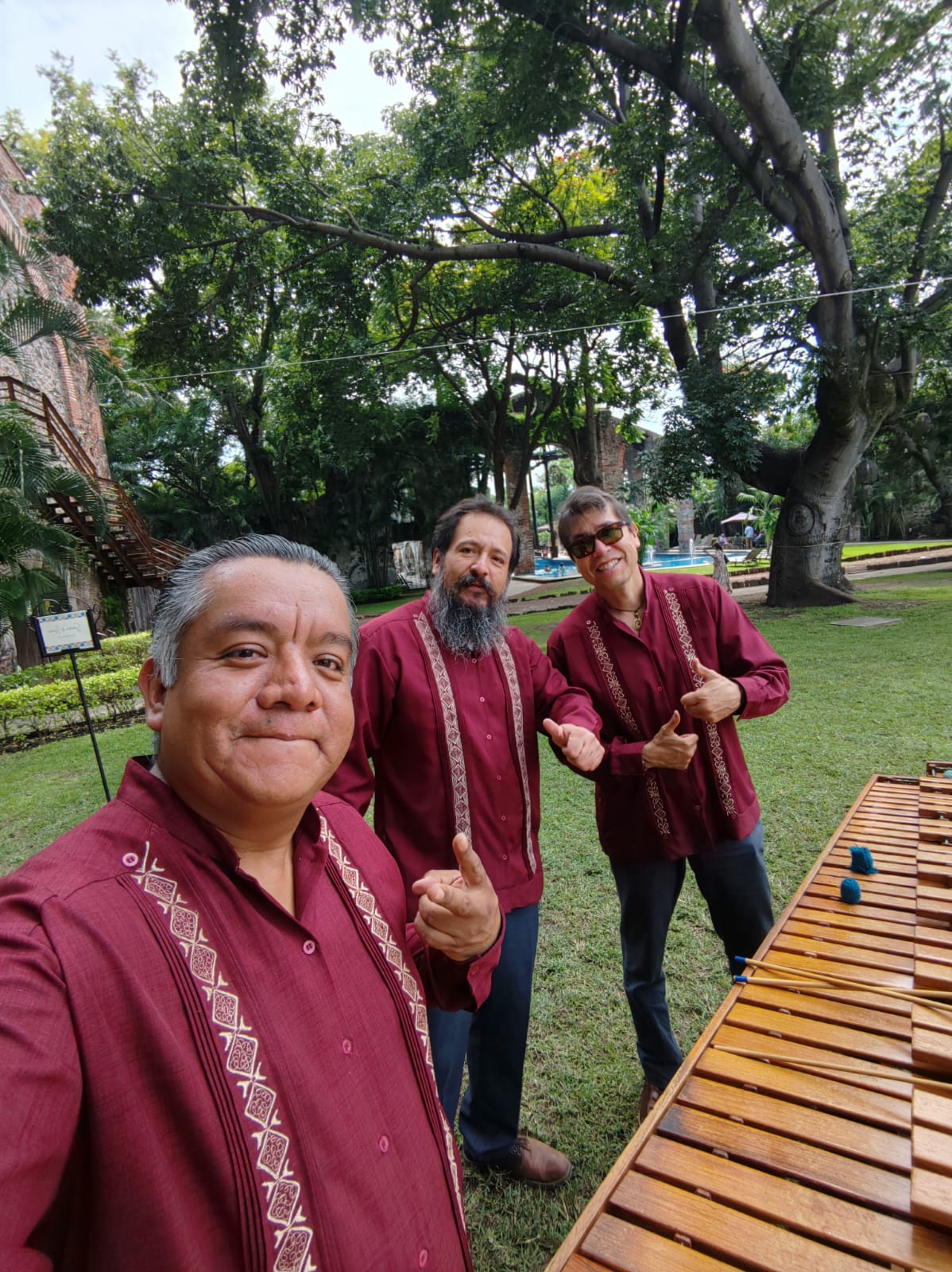 Music Planners junto a la marimba